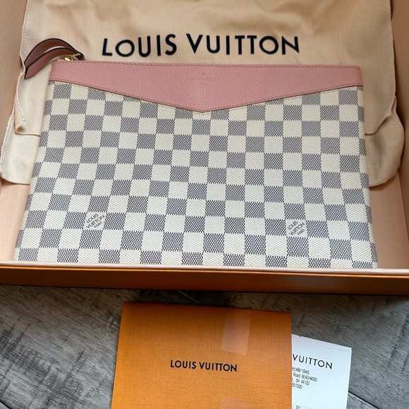 LOUIS VUITTON
Damier Azur Daily Pouch Rose Poudre - Picture 1 of 15